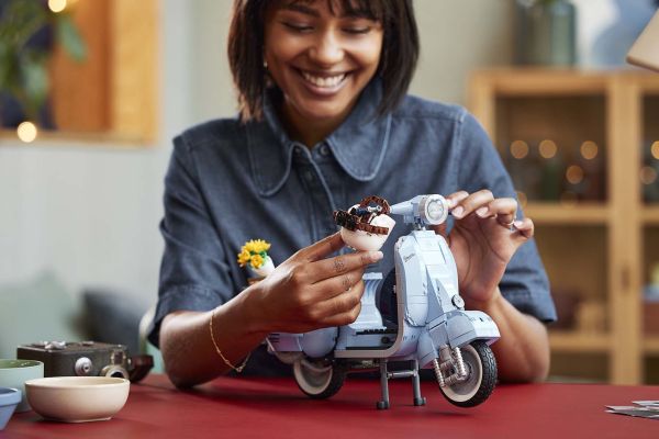 vespa-vespa-lego-gallery-1920x1080-3749A3071-C4B5-AAFC-54B3-4FD84F71D7AE.jpg